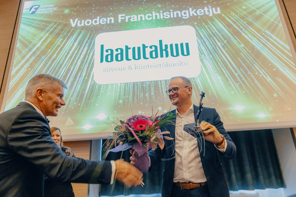 Franchisingyhdistyksen toiminnanjohtaja Juha Vastamäki luovutti Vuoden parhaan franchisingketjun kiertopalkinnon Henri Häyriselle.
